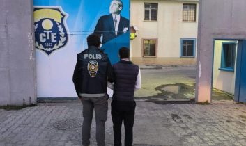 Kendisini banka görevlisi olarak tanıtan dolandırıcı Kars’ta yakalandı