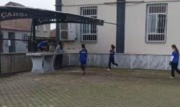 Cami avlusunda antrenman yapıyorlar