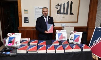 İsmail Karakaş’ın Zirvedekiler’ kitabının lansmanı Londra’da yapıldı