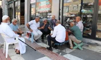 Ceylanpınar Kaymakamı Mehmet Çağatay Çakal, esnafın kahvaltı sofrasında vatandaşlarla buluştu