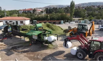 Çiftçiden alınan mısır silajları hayvan yetiştiricilerine dağıtılıyor