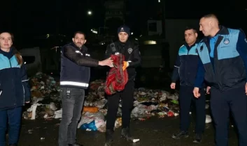 Çöpe atılan altınlar saatler süren aramayla bulundu