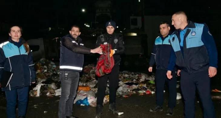 Çöpe atılan altınlar saatler süren aramayla bulundu