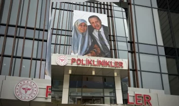 Cumhurbaşkanı Erdoğan’a anlamlı sürpriz: Tenzile Erdoğan’ın fotoğrafı asıldı