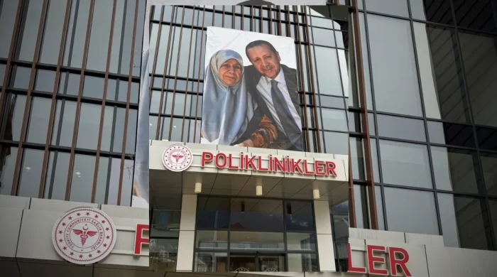 Cumhurbaşkanı Erdoğan’a anlamlı sürpriz: Tenzile Erdoğan’ın fotoğrafı asıldı