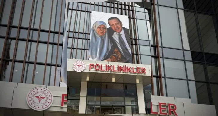 Cumhurbaşkanı Erdoğan’a anlamlı sürpriz: Tenzile Erdoğan’ın fotoğrafı asıldı