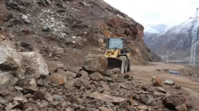 Dağdan kopan dev kayalar Oltu’yu kilitledi yol ulaşıma kapandı