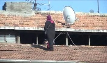 Davutoğlu’nun Mitinginde Çatıya Çıkan Kadın korkulu anlar yaşattı