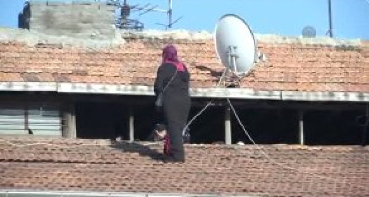 Davutoğlu’nun Mitinginde Çatıya Çıkan Kadın korkulu anlar yaşattı