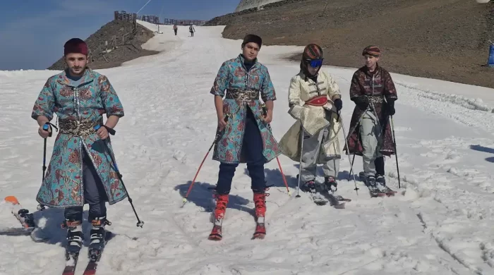 Deniz sezonu açıldı, Erzurum Palandöken’de kayak yarışı başladı