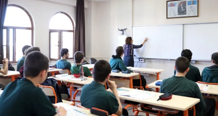 Ders zili yeniden çaldı: 18 milyon öğrenci ders başı yaptı
