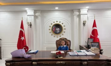 Digor’da 23 Nisan coşkusu: Minik Hira kaymakamlık koltuğuna oturdu