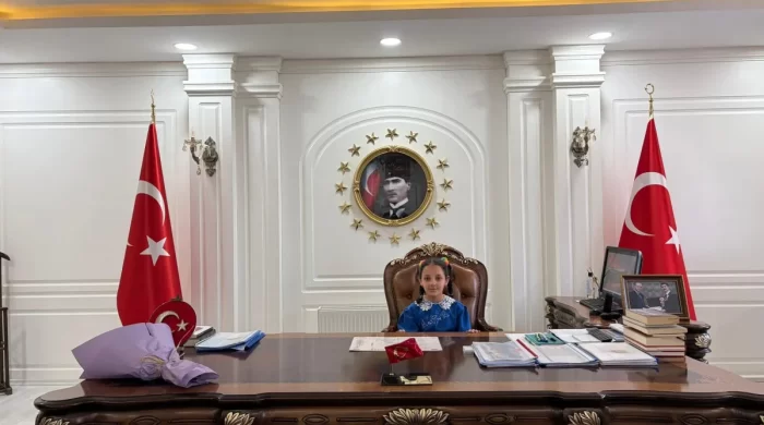 Digor’da 23 Nisan coşkusu: Minik Hira kaymakamlık koltuğuna oturdu