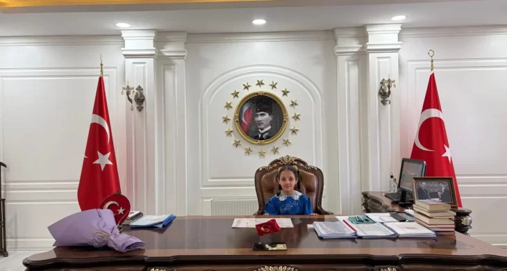 Digor’da 23 Nisan coşkusu: Minik Hira kaymakamlık koltuğuna oturdu
