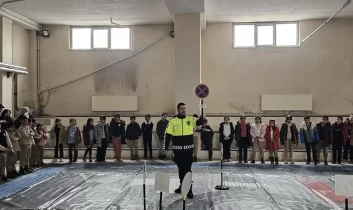 Digor’da öğrencilere uygulamalı trafik eğitimi