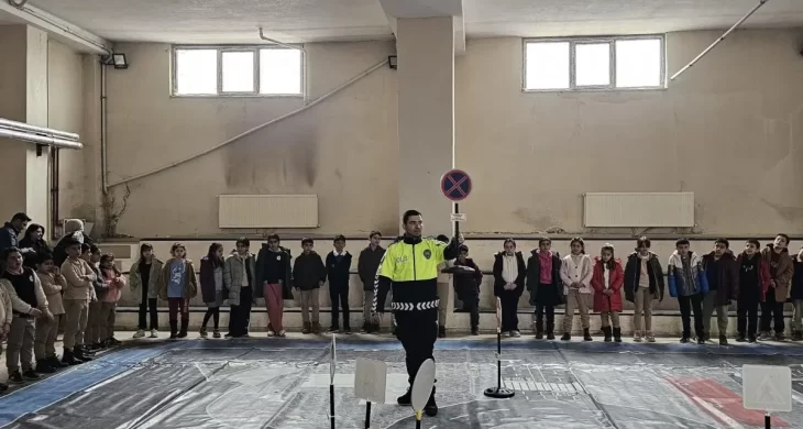 Digor’da öğrencilere uygulamalı trafik eğitimi