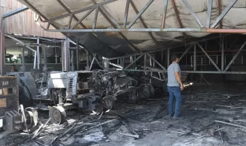 Diyarbakır’da traktörcüler sitesinde yangın: 3 iş yeri ve 19 traktör yandı