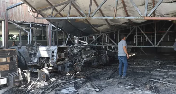 Diyarbakır’da traktörcüler sitesinde yangın: 3 iş yeri ve 19 traktör yandı