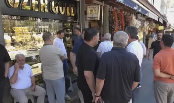 Diyarbakır’da kuyumcuya kurşun yağdırdılar!