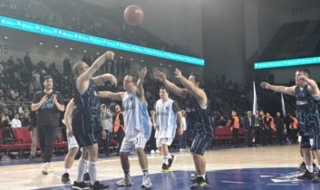 Down sendromlu basketbolcular farkındalık yaratmak için gösteri maçı yaptı