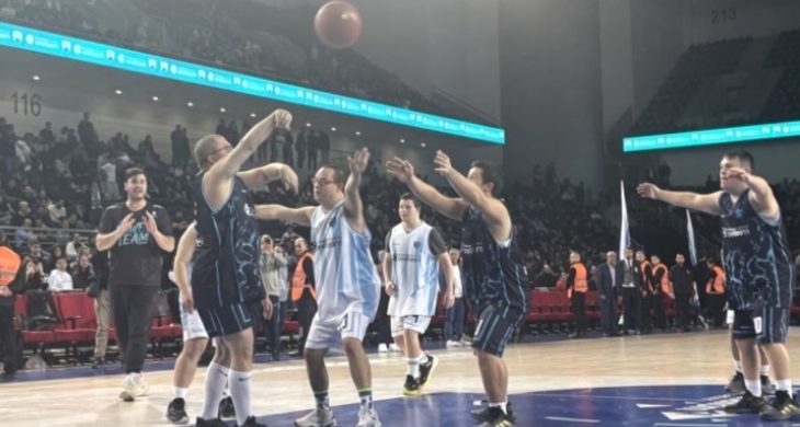 Down sendromlu basketbolcular farkındalık yaratmak için gösteri maçı yaptı
