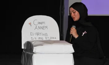 “Sol yanım acıyor anne” sahne performansı ve toplumsal mesajlarla dolu edebiyat gecesi