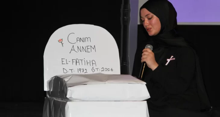 “Sol yanım acıyor anne” sahne performansı ve toplumsal mesajlarla dolu edebiyat gecesi
