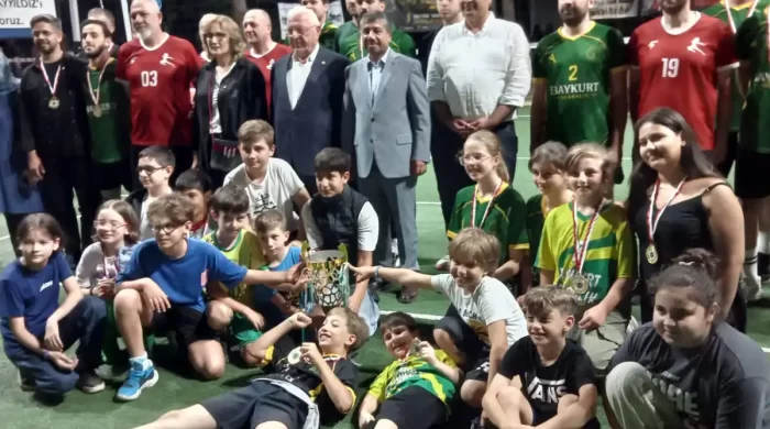 Düzce’de Bayramcı Voleybol Turnuvası “Tahirağa-Hey Kafkas” final maçını 2 bin 500 kişi izledi