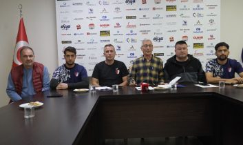 Düzcespor her hafta salı günü basının karşısına çıkıyor