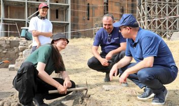Kars Valisi Ziya Polat, Ani Örenyeri’ndeki kazı çalışmalarını yerinde inceledi