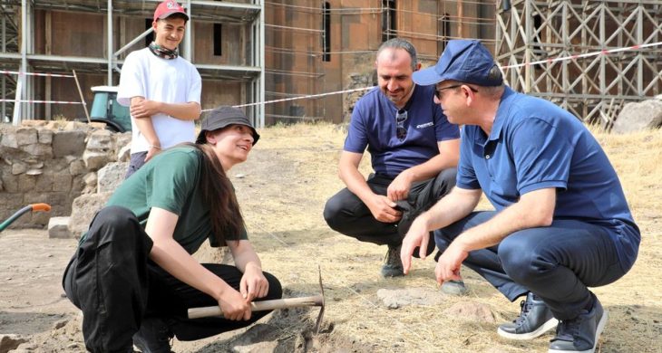 Kars Valisi Ziya Polat, Ani Örenyeri’ndeki kazı çalışmalarını yerinde inceledi