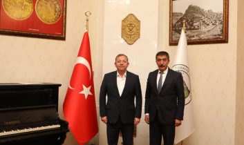 Vali Ziya Polat, Susuz Belediye Başkanı Oğuz Yantemur’u makamında kabul etti