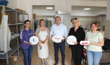 Kars Valisi Ziya Polat, Halk Eğitim Merkezi’ndeki kursiyerlerle buluştu