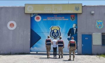 Kars’ta hakkında 6 yıl 8 ay hapis cezası bulunan şahıs jandarmadan kaçamadı