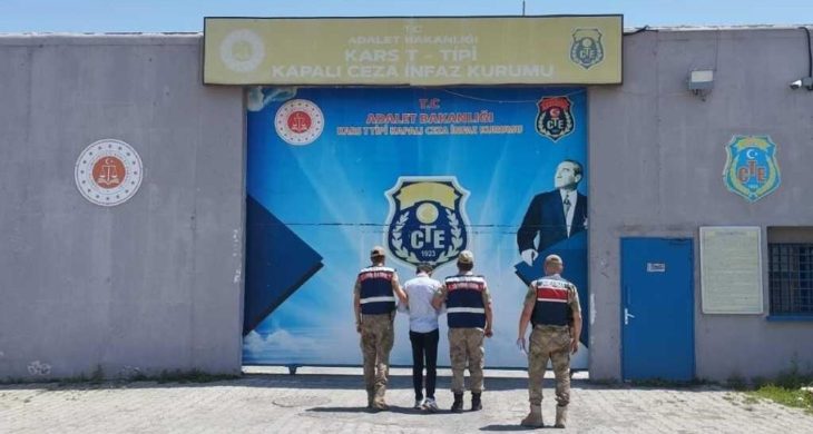 Kars’ta hakkında 6 yıl 8 ay hapis cezası bulunan şahıs jandarmadan kaçamadı