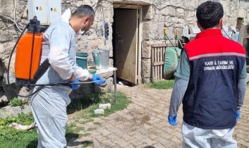 Kars’ta İlçe Tarım ve Orman Müdürlüğü ekipleri sahada: Yayıklı Köyü’nde dezenfeksiyon ve kontrol çalışması