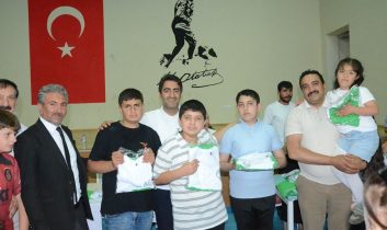 Sarıkamış’ta Yaz Spor Okulu sporcularına forma ve şort desteği yapıldı