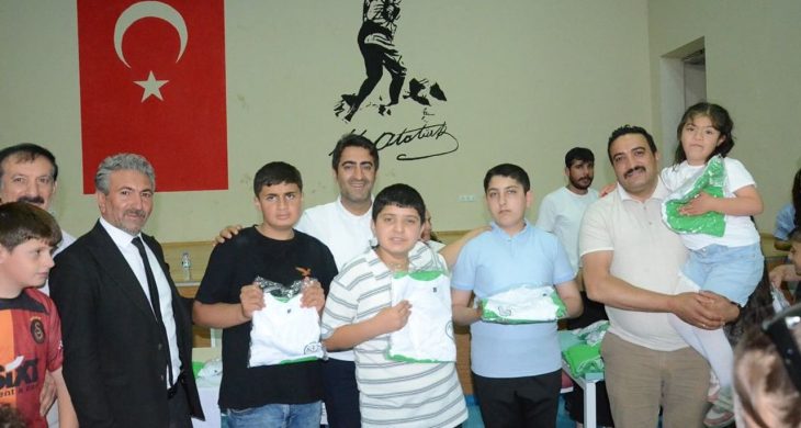 Sarıkamış’ta Yaz Spor Okulu sporcularına forma ve şort desteği yapıldı
