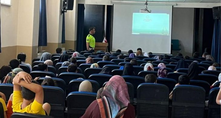 Kars’ta Kur’an kursu öğrencilerine trafik eğitimi verildi