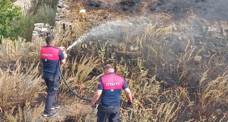 Kars Bayrampaşa TOKİ nölgesinde örtü ve anız yangını kısa sürede söndürüldü