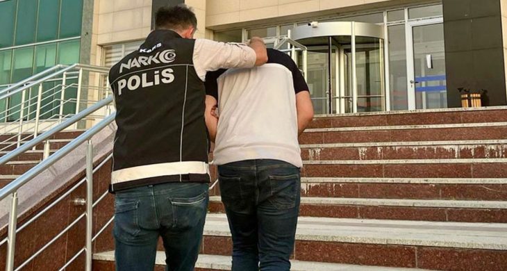 Kars Emniyet Müdürlüğü 8 yıl 4 ay hapis cezalı şahısı yakaladı