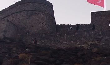 Kale surlarına çıkan bir kişi, intihar girişiminde bulundu