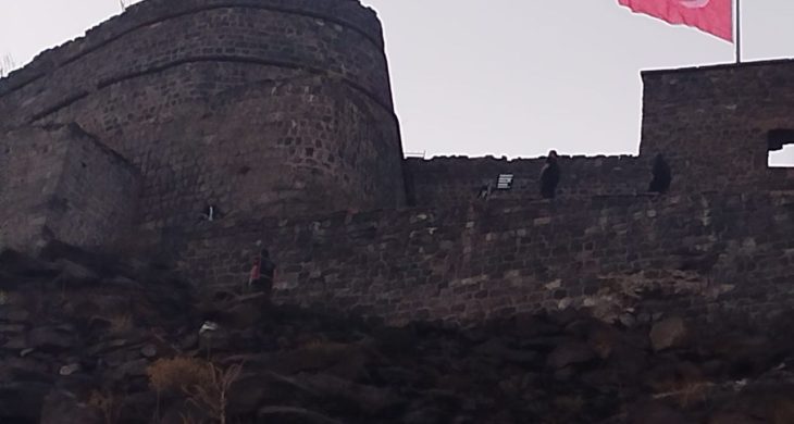 Kale surlarına çıkan bir kişi, intihar girişiminde bulundu