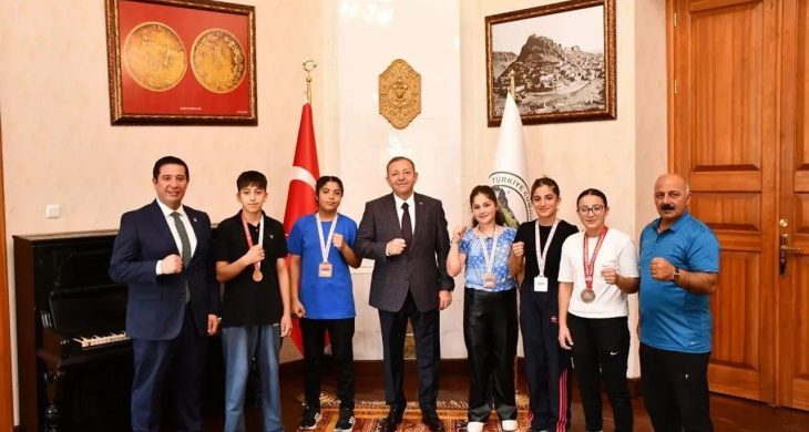 Kars Valisi Ziya Polat, Türkiye Şampiyonası’nda dereceye giren minik boksörleri makamında ağırladı