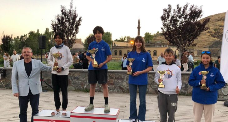 Vali Ziya Polat, Anadolu Yelken Ligi Kars Optimist Yarışları’nda dereceye giren sporculara ödüllerini verdi