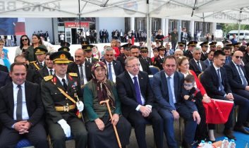 Kars’ta 30 Ağustos Zafer Bayramı kutlamalarına 98 yaşındaki Hayriye Ağyel de ortak oldu