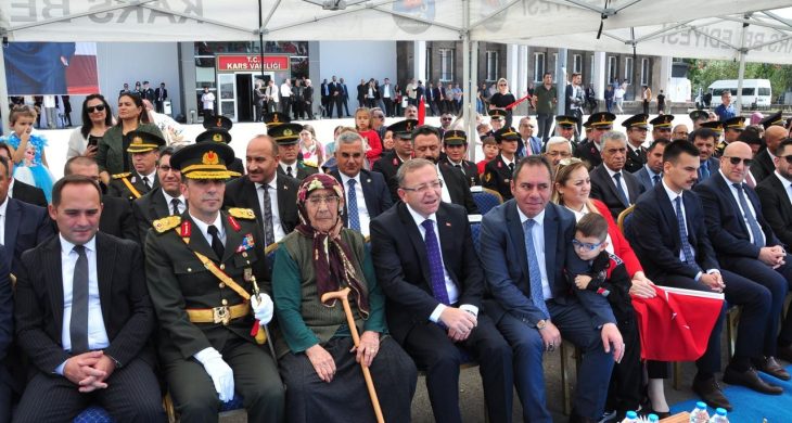 Kars’ta 30 Ağustos Zafer Bayramı kutlamalarına 98 yaşındaki Hayriye Ağyel de ortak oldu