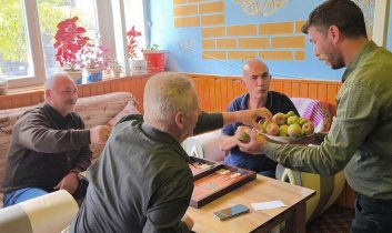 İşyerinde Meyve Ağacından aldığı hasadı müşterilerine ikram etti