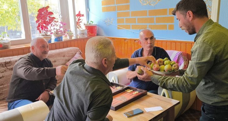 İşyerinde Meyve Ağacından aldığı hasadı müşterilerine ikram etti