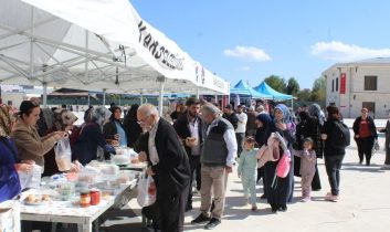 Kars’ta Kur’an kursları yararına “Hayır Çarşısı” kuruldu